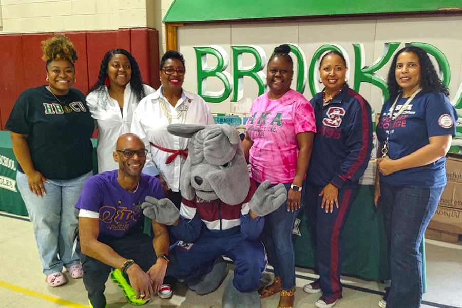 SC State students and staff at Brookdale Elementary School